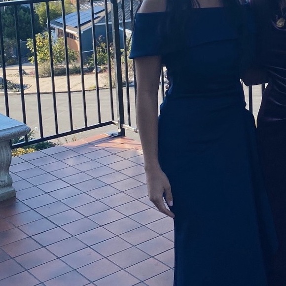 Macys’s XSCAPE
Ruffled Off-The-Shoulder Gown
Navy blue
Macy’s formal dress - Picture 3 of 3